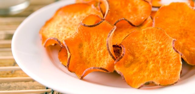 Chips de batata-doce é fácil de fazer e leva apenas 3 ingredientes