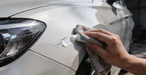 Sem sabão ou detergente: como remover arranhões do seu carro em passos simples