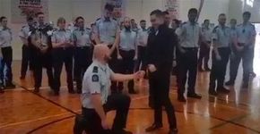 Policial pede namorado em casamento no dia da formatura