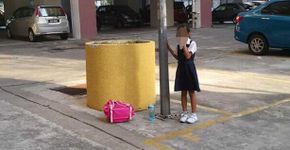 Menina de 8 anos é acorrentada em poste por faltar na aula