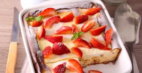 Quer um bolo fofinho para o lanche da tarde? Aprenda essa receita de morango com iogurte