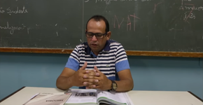 Para sobreviver, professor da rede pública vira catador de lixo
