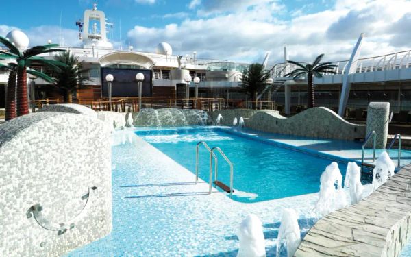Uma das piscinas do MSC Fantasia