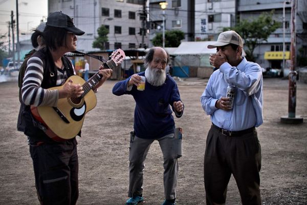 Moradores de uma favela japonesa