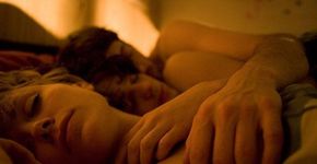 6 fatores que você deve considerar antes de buscar um sexo a três na internet