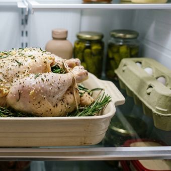 Featured mobile: Os chefs concordam: o frango assado mais suculento não precisa de mais óleo, mas sim de um passo fundamental antes do preparo