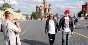 Câmera escondida flagra a reação de russos à presença de casal gay