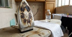 Uma maneira inteligente de limpar o ferro de passar roupa dos resíduos de tecido queimado
