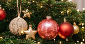 Adeus ao vermelho e verde na árvore de Natal: a cor elegante que será tendência na decoração nas festas de 2026