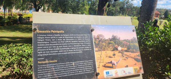 Jardins do Museu dos Dinossauros, em Peirópolis