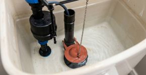 Vaso sanitário volta a encher sozinho minutos depois da descarga, e o ruído intermitente pode indicar perda de água dentro da própria caixa