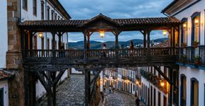 Uma cidade colonial que sobe 150 metros pela encosta de um vale: a joia mineira moldada pela procura por diamantes no século XVIII, com ruas sinuosas, calçamento de pedra e casario colorido reconhecido pela Unesco
