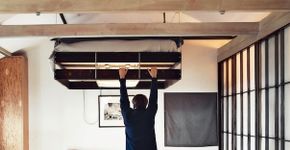Para ganhar espaço, designer põe cama no teto