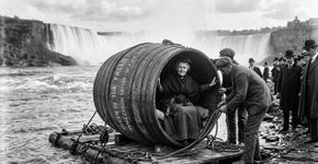 Uma professora comemorou o aniversário entrando num barril e se jogando nas Cataratas do Niágara em 1901