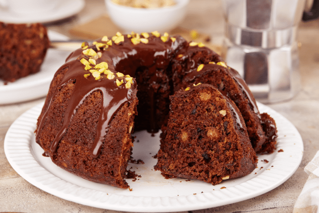 Bolo de chocolate com amêndoas e pistache (Imagem: natkinzu | Shutterstock)