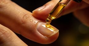 O ingrediente barato que elimina o amarelado das unhas para sempre
