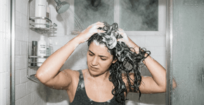 7 erros ao lavar o cabelo que deixam os fios opacos e sem vida sem você perceber