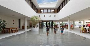 Escola no Japão usa água da chuva para crianças brincarem