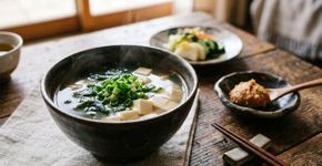 Os japoneses concordam: “Para deixar o missoshiru mais aromático e saboroso, o segredo é adicionar pasta de missô durante o cozimento.”