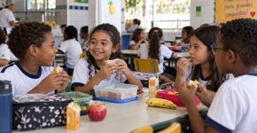 Professor notou que a aluna sempre dizia que tinha esquecido o lanche; uma conversa mostrou o motivo