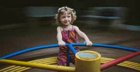 “Retratos para Yayá”: Fotógrafos brasileiros registram brincadeiras diárias da filha no quintal