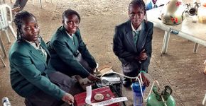 Adolescentes africanas criam sistema que transforma urina em combustível