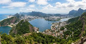 De montanhas cobertas pela Floresta da Tijuca às praias de Copacabana, passando pelo Corcovado e pelo Jardim Botânico criado em 1808: a cidade brasileira onde o encontro entre relevo, mata e mar foi reconhecido como uma paisagem cultural única