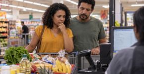 Casal entrou no mercado com R$ 500 e uma lista do que realmente precisava, chegou ao caixa convencido de que estava dentro do orçamento e começou a devolver produtos quando viu o total na tela