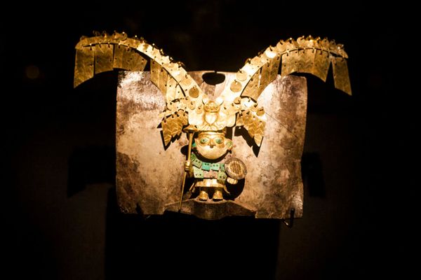 Nariguera hallada en la tumba del Viejo Señor de Sipán. Museo Tumbas Reales de Sipán.
