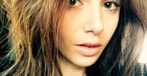 Lily Collins diz que odiava as suas sobrancelhas quando mais nova