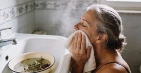 O truque da toalha quente que faz seu rosto brilhar depois dos 50