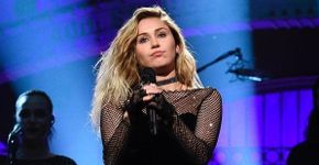 Miley Cyrus se apresenta com vestido brasileiro de R$13 mil