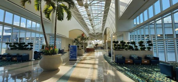 A estação da Brightline em Orlando fica próximo ao Terminal C do Aeroporto Internacional