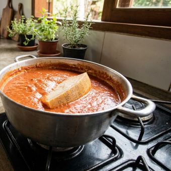 Featured mobile: Os italianos garantem: “Para o molho de tomate ficar mais grosso e gostoso, o truque é colocar um pedaço de casca de parmesão enquanto cozinha”