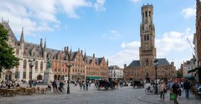 Canais, torres góticas e ruas que mantêm o desenho da Idade Média: a cidade belga que já foi uma das grandes metrópoles comerciais da Europa e preserva até hoje boa parte de sua paisagem histórica