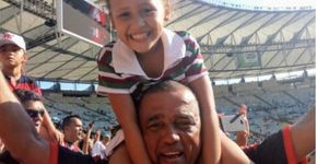 A mais linda foto  de futebol nos últimos tempos é de uma menina