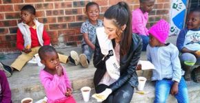 Miss usa luvas em visita a orfanato e é acusada de racismo