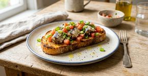Os cozinheiros concordam: “A sardinha enlatada fica melhor com pão torrado, tomate picado e cebolinha”