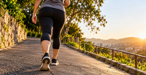 Caminhar em um percurso com pequenas subidas parece quase o mesmo exercício, mas a inclinação aumenta o esforço sem exigir que a pessoa comece a correr