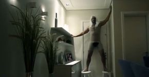 Publicitário faz vídeo clipe hilário para vender seu apartamento