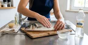Eu limpo qualquer peixe à mão, sem faca ou água fervente, e a cozinha fica limpa. O método espanhol que realmente funciona