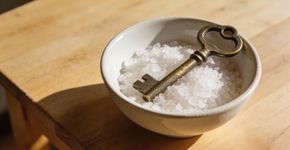 Sente a vida travada? Conheça a simpatia da chave e do sal grosso para abrir portas