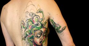 Petra Hlaváčková transforma aquarela em tatuagem