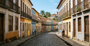 Fundada por franceses e conhecida como Cidade dos Azulejos, esta capital brasileira reúne cerca de 4 mil edificações tombadas, 32 km de litoral e um centro histórico reconhecido pela Unesco