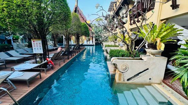 Piscina contorna todo hotel em Phuket