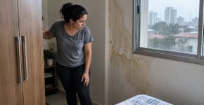 Inquilino avisou desde os primeiros meses que a infiltração já existia quando recebeu as chaves, ouviu várias vezes que manutenção era responsabilidade de quem morava na casa e resolveu procurar o contrato quando a parede começou a piorar