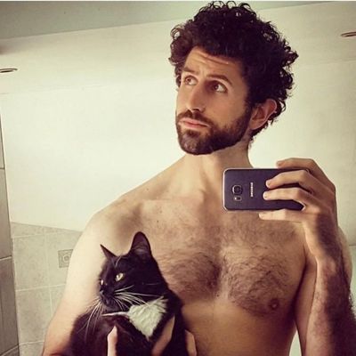 Os homens aparentam estar imitando algumas poses de mulheres nas fotografias (Imagem: Reprodução/BoredPanda)