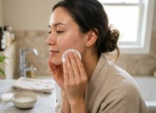 Featured side: O tônico de água de arroz das coreanas: aprenda o segredo da pele de porcelana que virou febre na rotina de beleza asiática (K-Beauty)