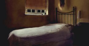 Fotógrafa inglesa cria série de autorretratos com toques existenciais e surrealistas