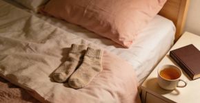 O que significa dormir de meias, segundo a psicologia?